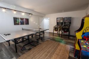 Elite Retreat! Hot Tub, Arcade, & Theater. 6 Beds!