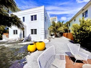 12 GUESTS LUXURIOUS SOUTH BEACH SUITE 2