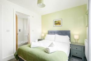 Luxury property with spa access on a nature reserve Damselfly HM105