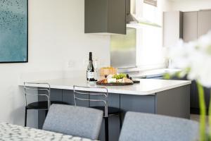 Lakeside property with spa access on a nature reserve Keel House CW23