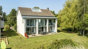 Lakeside property with spa access on a nature reserve Keel House CW23