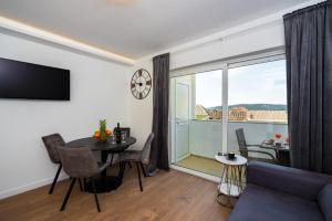 Apartments with parking space Kastel Sucurac, Kastela - 22456