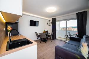 Apartments with parking space Kastel Sucurac, Kastela - 22456