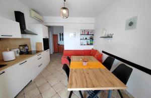 Apartments with parking space Banjol, Rab - 22421