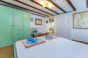 Apartments by the sea Baska, Krk - 22409