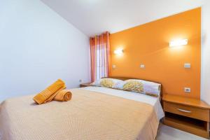 Apartments with a parking space Baska, Krk - 22411