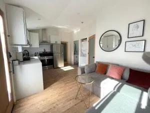 Modern Two Bedroom Two Bath W/ Parking and Laundry - 北好莱坞