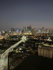 Near Bgc 1Br Wi-Fi Netflix balcony skyline