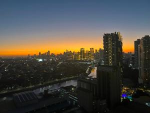 Near Bgc 1Br Wi-Fi Netflix balcony skyline