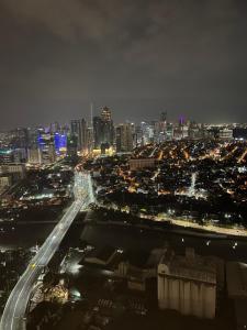 Near Bgc 1Br Wi-Fi Netflix balcony skyline