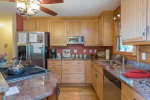 Sterling Retreat Pet Friendly, Hot Tub & Mountain Views!