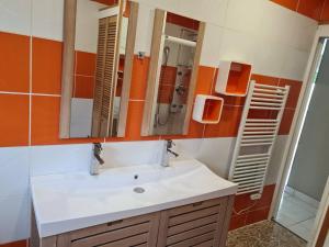 Maisons de vacances Maison de 3 chambres avec piscine privee terrasse et wifi a Labouheyre : photos des chambres