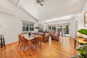 Corinda Cottage - 4 bedroom pet friendly five minute walk to town and Ovens River.