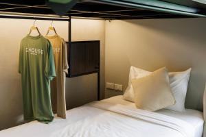 Giường Tầng Trong Phòng Ngủ Tập Thể Cho Nữ  (Bunk Bed in Female Dormitory Room  )