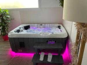 Maisons de vacances Maison de 2 chambres avec jacuzzi et wifi a Uchaux : photos des chambres