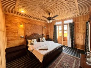 Floating Shanghai Group Of Houseboats