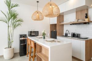 6 min to beach - NEW Luxe Pool Loft w120 Cinema