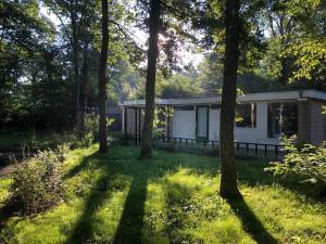 Veel eigen en omheinde grond in dit luxe huisje!