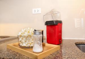 Max Dwell Bgc Creative Space with 84 " Cinema