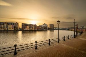 River Side Apartment, City Centre - Beautiful View and Free Parking!