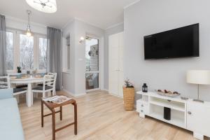 Beautiful Blue Sky Apartment Warsaw by Renters