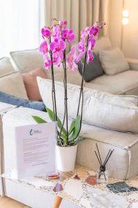 The HostMaster Le Privilège Élégance Flat