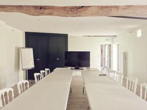 Maisons de vacances Domaine de Tardais, Gite familial avec piscine billard, baby-foot en bordure de foret : photos des chambres