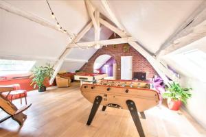 Maisons de vacances Domaine de Tardais, Gite familial avec piscine billard, baby-foot en bordure de foret : photos des chambres