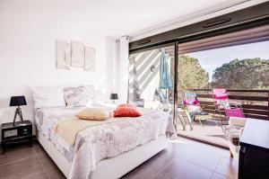 Appartements Bel appartement VUE apaisante sur GOLF et Pins Parasols, 2e etage - 80 m2 avec Terrasse a Ciel ouvert Pergola, 3 etoiles, 3 CLIM, WIFI - Piscine, Parking et Park a velos, Ascenseur - en Option Draps, Serviettes, Menage - Pistes cyclables, Mer a proximite : photos des chambres