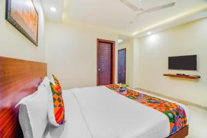 FabHotel VR Stay Near Millennium City Centre Gurugram