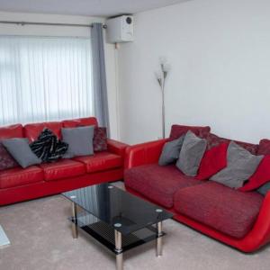 Contractor Accommodation in Crawley Free Parking WiFi Near Worksites Gatwick Manor Royal 2-Bed Sleeps 4