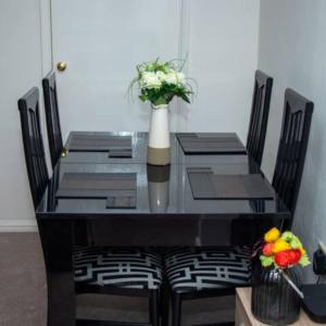 Contractor Accommodation in Crawley Free Parking WiFi Near Worksites Gatwick Manor Royal 2-Bed Sleeps 4