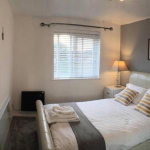 2-Bed Sleeps 4 Comfy For Contractors With Free Parking in Crawley near Gatwick Manor Royal Refurbished