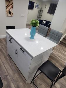 Family-Friendly, NETFLIX, Cozy Comfy 2 bed room basement suite,sleeps 5