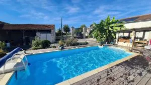 Gîtes de 2 à 11 personnes au Domaine d'USSON - Échebrune