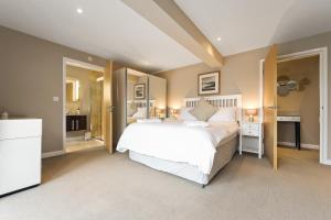 Westcliff Penthouse with Sea Views and Balcony