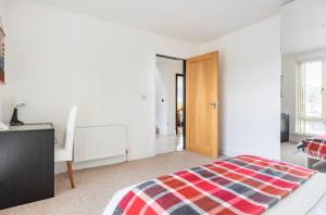 Double bedroom with private toilet and shower, easy to city center