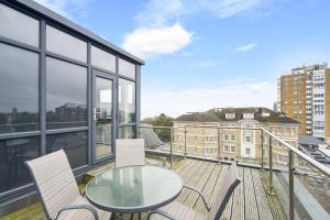Westcliff Penthouse with Sea Views and Balcony