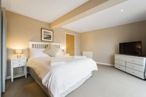 Westcliff Penthouse with Sea Views and Balcony