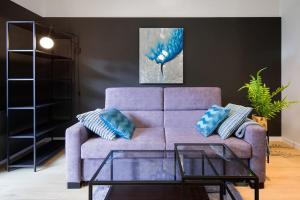 Modern apt next to train station