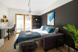 Modern apt next to train station