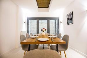 Central Townhouse With Roof Terrace