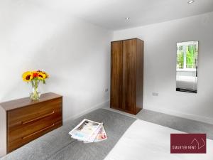 Sunninghill Village - 2 Bed - Parking and garden