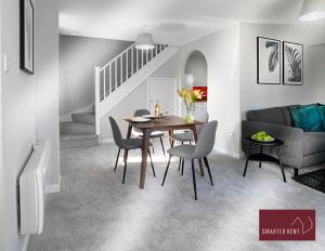 Wokingham - 2 Bed Stylish House, Central - Parking