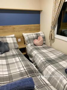 2 Bed Chalet - Sleeps 5 - Garden - Parking - Wifi