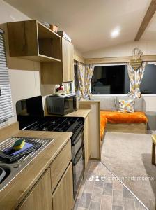 2 Bed Chalet - Sleeps 5 - Garden - Parking - Wifi