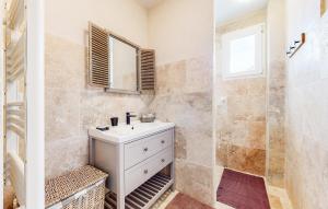 Appartements 3 Bedroom Pet Friendly Apartment In Issy-lvque : photos des chambres