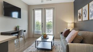 Landing Modern Apartment with Amazing Amenities (ID8282X55)