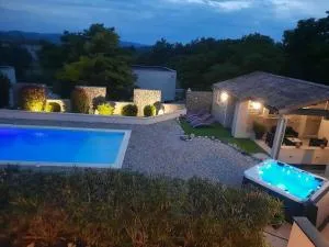 Villa charmante à Lussas avec terrasse et jacuzzi - 贝尔格新城