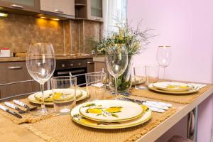 Spacious Central Apt by Stefanie close to MU